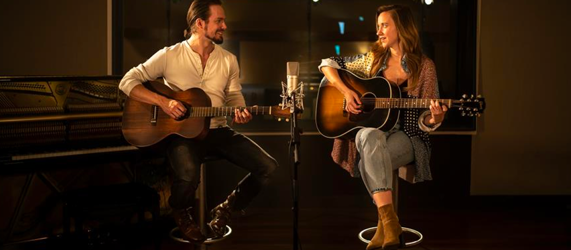 A Million Years, le Noël de Coop avec Anna Känzig et Tobey Lucas A Million Years, le Noël de Coop avec Anna Känzig et Tobey Lucas
